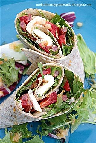 Tortilla z sałatą, szpinakiem i kabanosami
