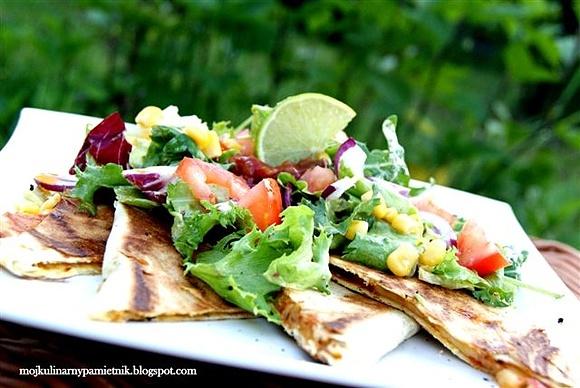 Sałatka z quesadillą i limonkowym vinegrette