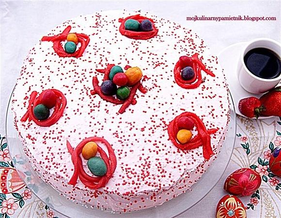 Różowy tort wielkanocny
