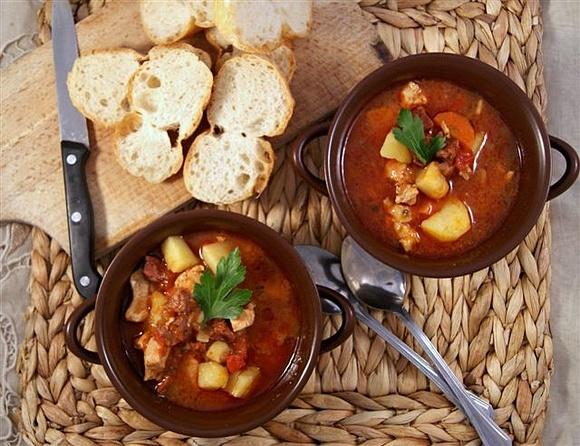 Gulasz z kurczaka i chorizo