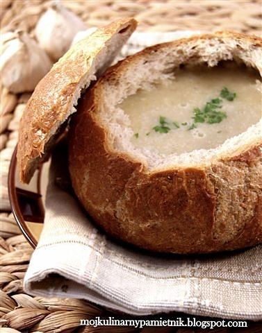 Zupa czosnkowa w bochenku
