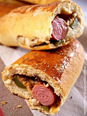 Drożdżowe hot-dogi z niespodzianką