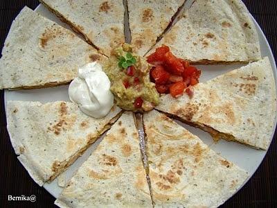 Quesadilla z grillowanym kurczakiem, salsa i guacamole