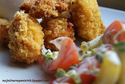 Nuggetsy, sos czosnkowy i sałatka – domowy fastfood