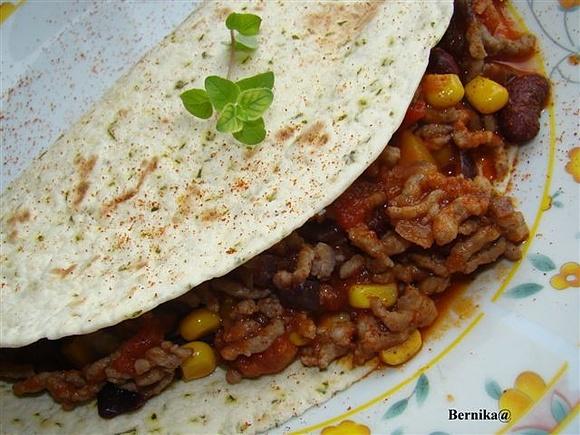 Chili con carne w plackach tortilla