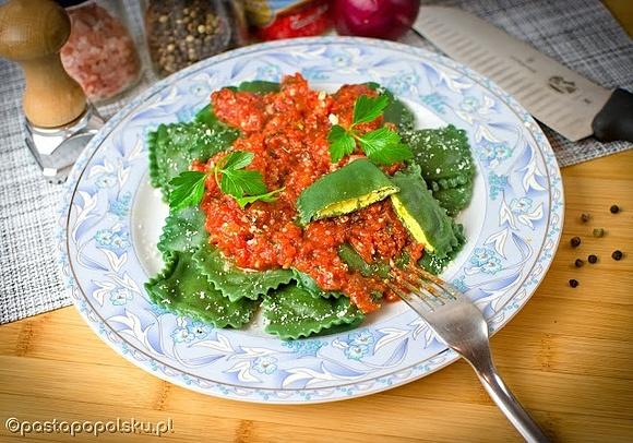 Kolorowe ravioli z ricottą, szafranem i cytryną