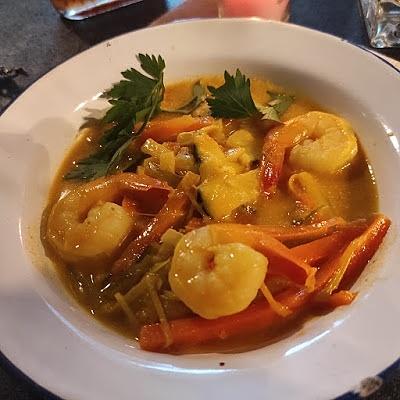 Zupa tajska z krewetkami i cukinią