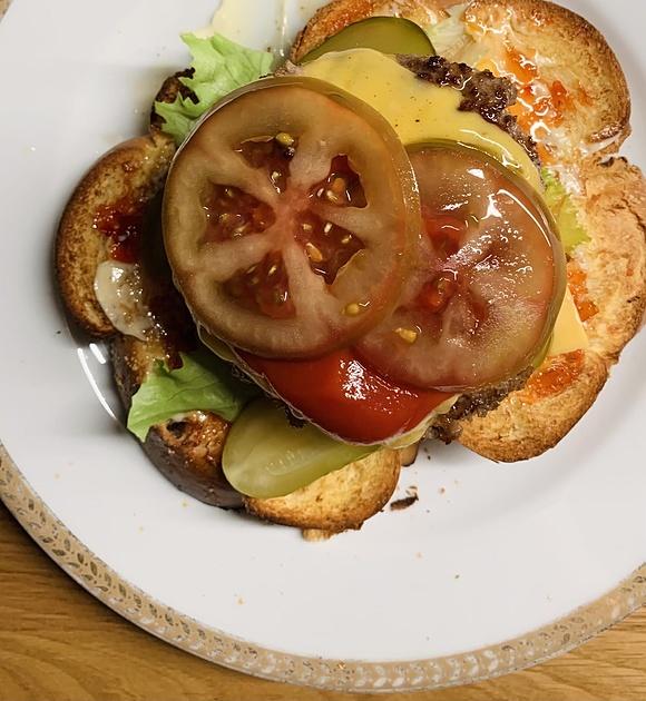 Dekonstrukcja burgera z kotletem na chałce