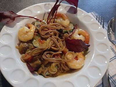 Makaron soba z warzywami i krewetkami