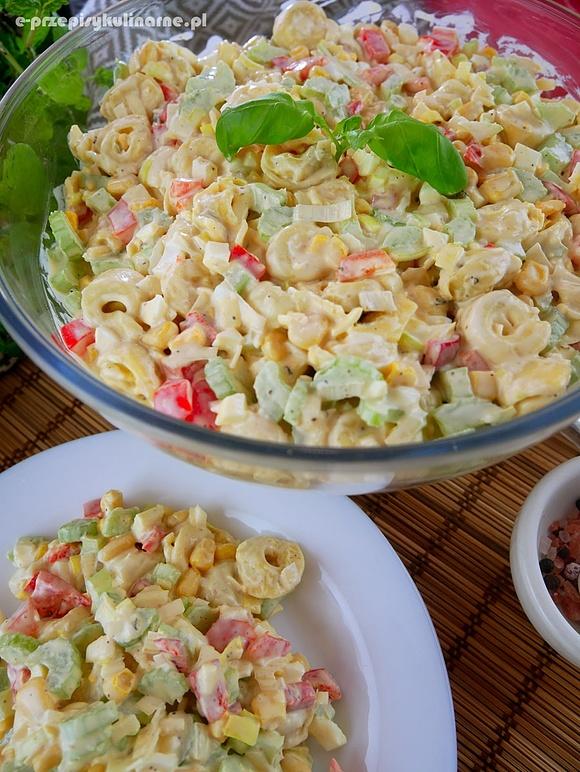 Sałatka z tortellini i selerem naciowym – przepis na pyszną i szybką sałatkę
