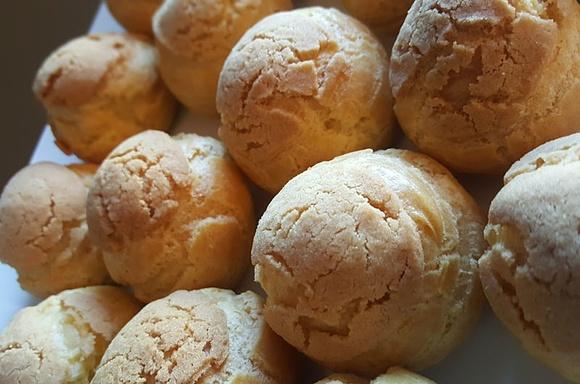 Choux au craquelin - ptysie z chrupiącą kruszonką i mango