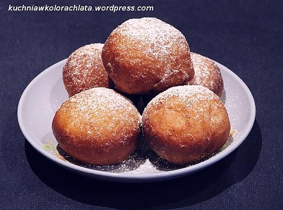 Migdałowe pączki z wiśniami