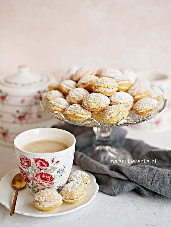 Ciastka orzeszki z kremem orzechowym pieczone w piekarniku