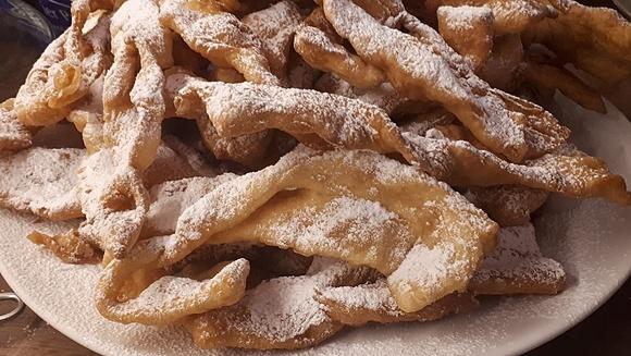 Faworki na piwie - przepis na chrust z piwem i cukrem pudrem