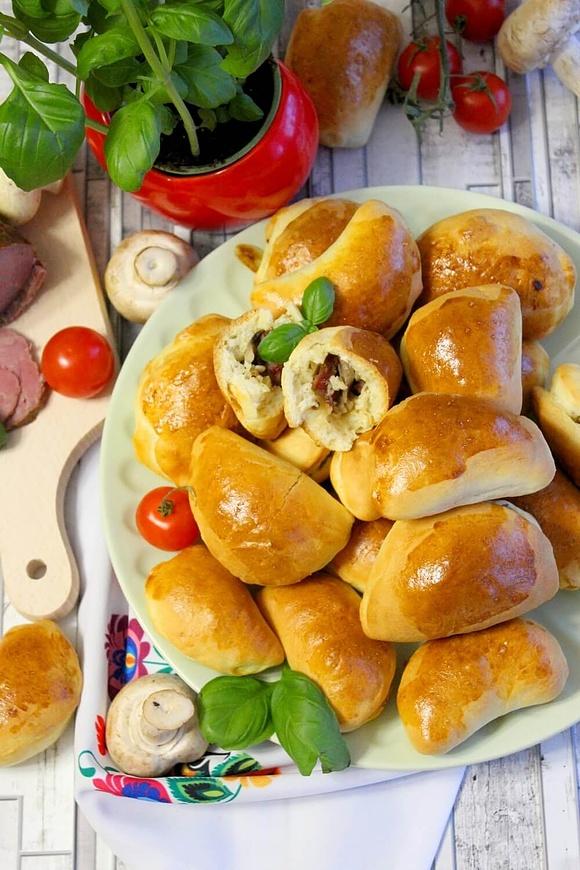 Drożdżowe pierogi z kiełbasą i pieczarkami