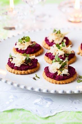 Krakersy z buraczanym pesto, kozim serem i orzeszkami