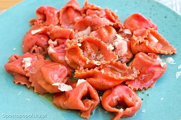 Czerwone tortelli z wędzonym twarogiem