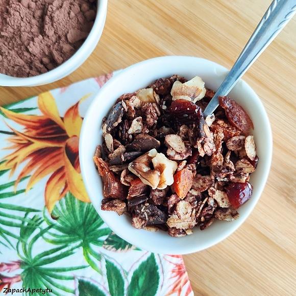 Kakaowa granola z orzechami laskowymi