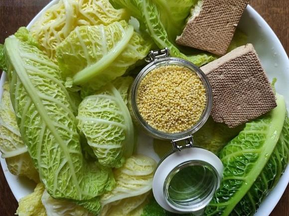 Gołąbki bez mięsa z kaszą i wędzonym tofu