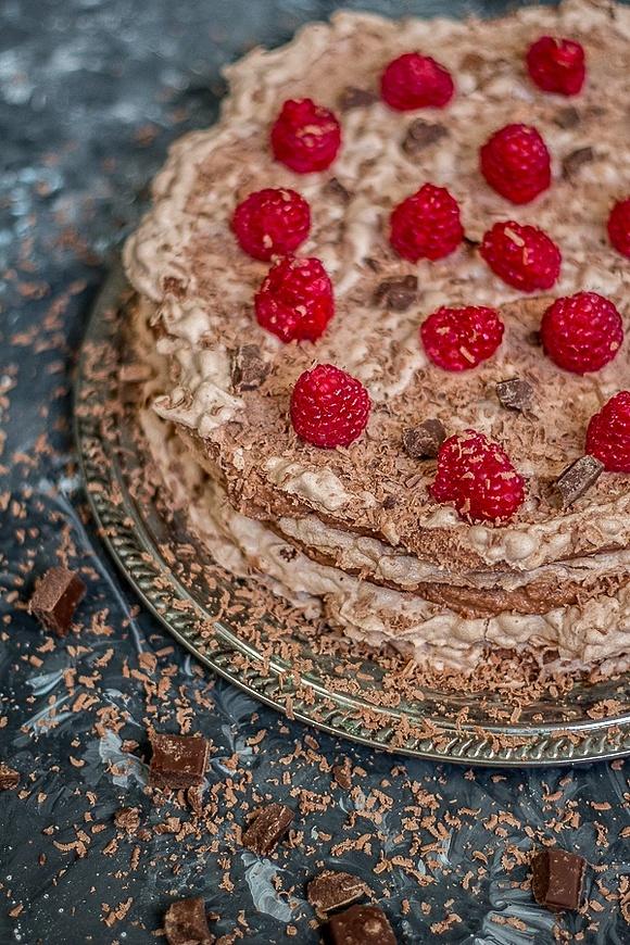 Czekoladowy tort bezowy