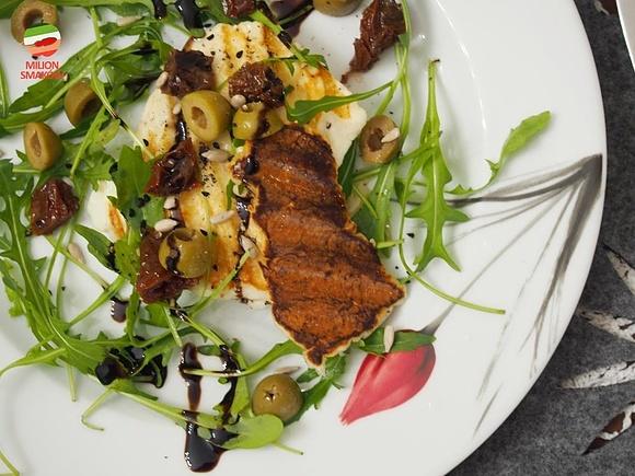Grillowane halloumi z rukolą, suszonymi pomidorami, oliwkami i balsamico truflowym