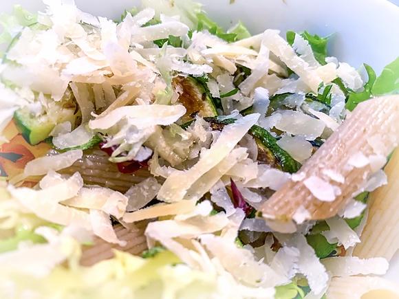 Sałatka makaronowa z parmezanem