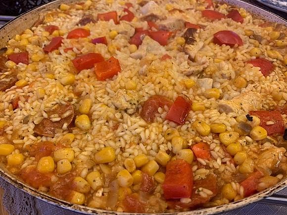 Paella z kurczakiem i chorizo