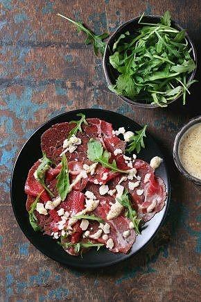Carpaccio wołowe z rukolą i sosem