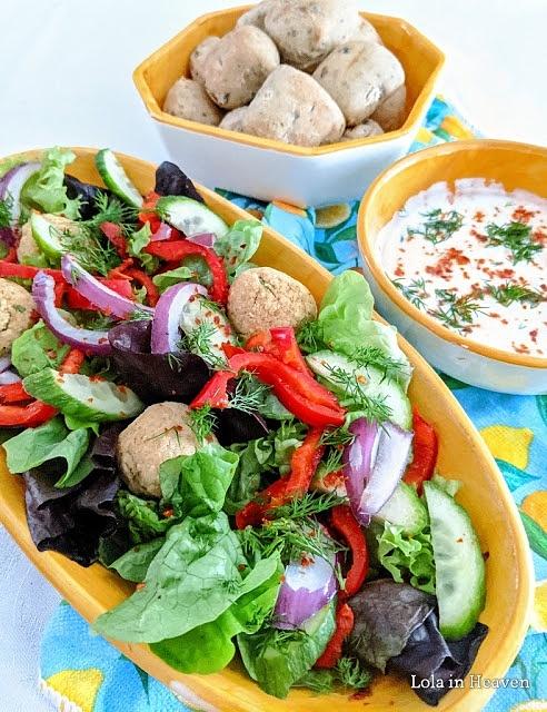 Pieczony falafel z lekką sałatką