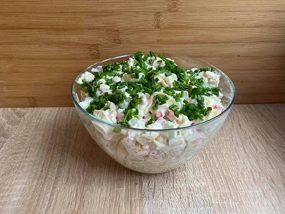 Sałatka z tortellini warzywami i serem feta