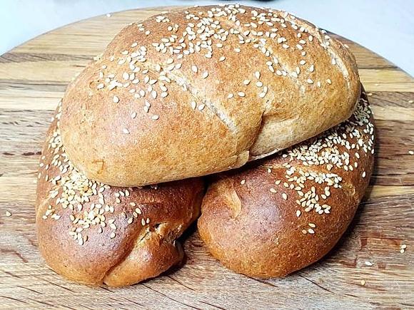 Chlebek z masłem czosnkowym i serem