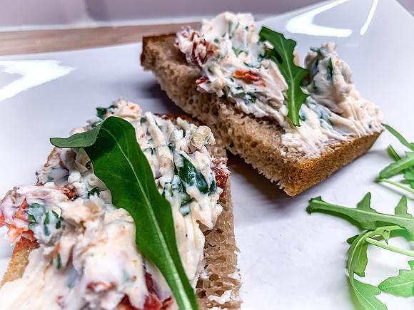 Pasta z koziego sera i suszonych pomidorów