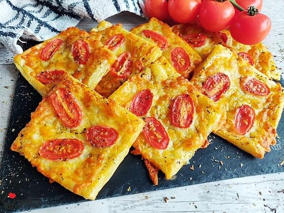 Szybka przekąska z ciasta francuskiego z serami i pomidorkami koktajlowymi
