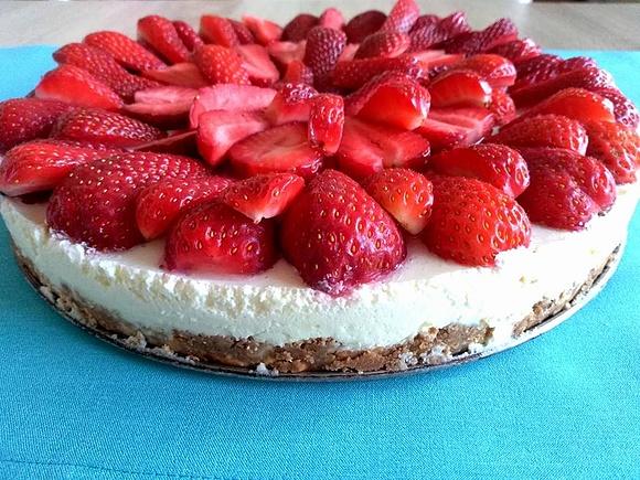 Owocowe ciasto bez pieczenia na herbatnikach