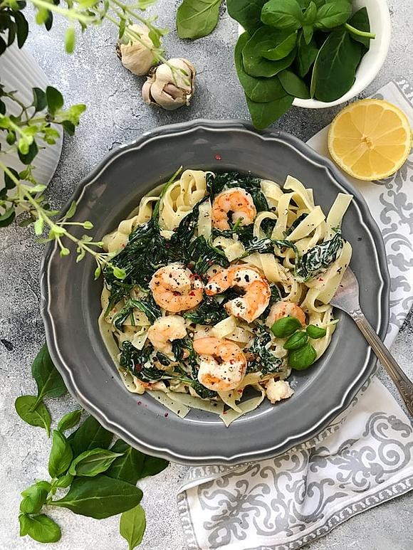 Tagliatelle ze szpinakiem i krewetkami w sosie śmietanowym