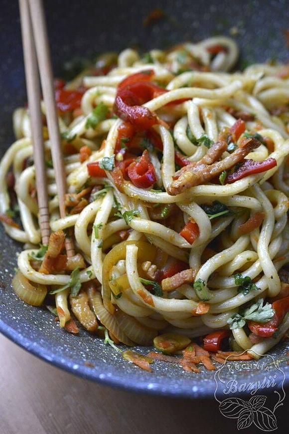 Makaron udon z boczkiem i warzywami