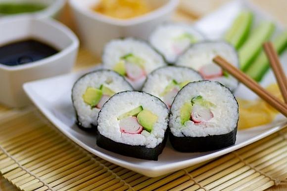 Domowe sushi jako przepis na japońską potrawę