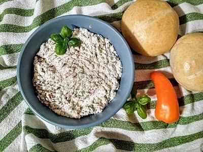 Pasta twarogowa z kaparami i suszonymi pomidorami