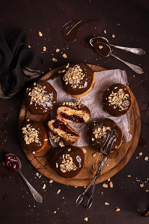 Domowe pączki z wiśniowym nadzieniem, czekoladą i orzechami