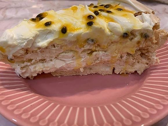 Tort bezowy z pulpą z marakui