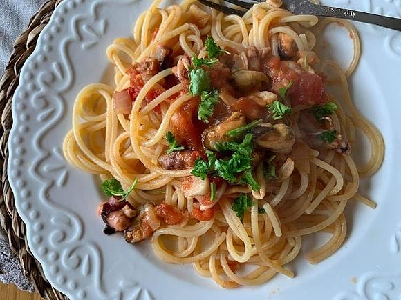 Spaghetti z owocami morza w sosie pomidorowym z wędzoną papryką