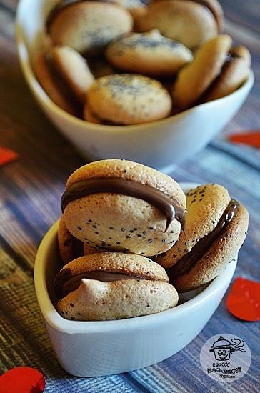 Baletki z makiem i Nutellą - przepis na nadziewane ciasteczka