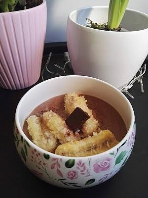 Czekoladowy budyń jaglany z gorącymi bananami