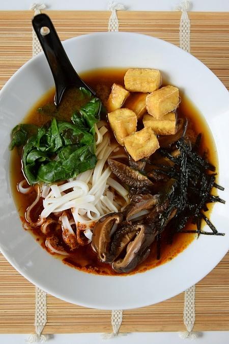 Wegański ramen grzybowy