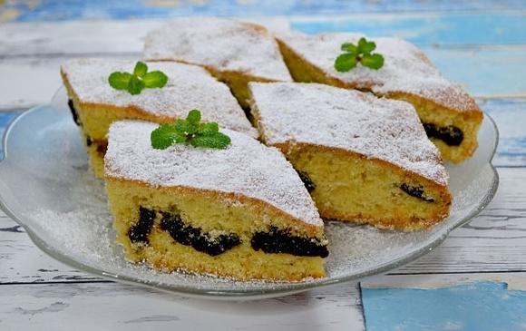 Ciasto z suszonymi śliwkami - przepis na pyszne ucierane ciasto