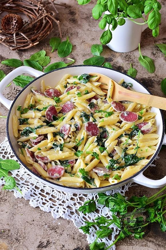 Penne z hiszpańską kiełbasą, szpinakiem i serem pleśniowym