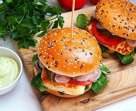 Burgery z grillowanym serem halloumi