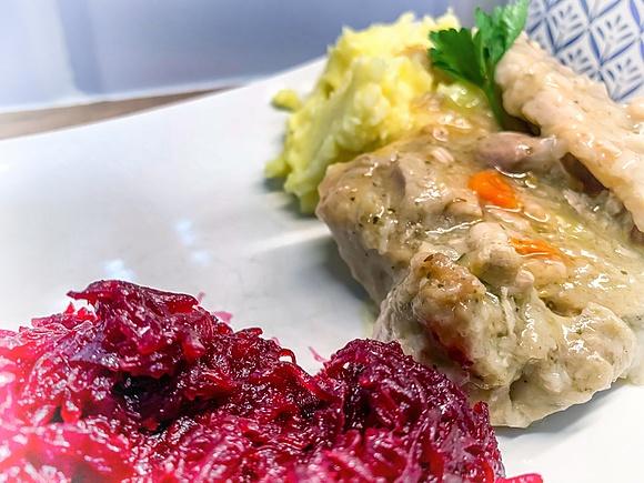 Bitki wieprzowe z buraczkami i puree ziemniaczanym