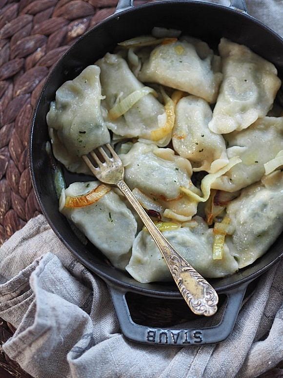 Pierogi z fetą, szpinakiem i karmelizowaną cebulą