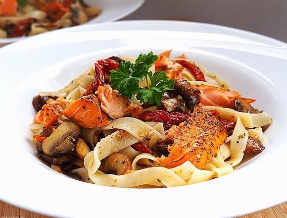Tagliatelle z łososiem pieczarkami i suszonymi pomidorami